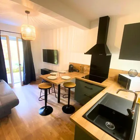 Cote Cour - - La Conciergerie. * פואטייה