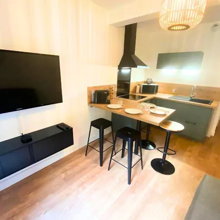 Cote Cour - - La Conciergerie. *